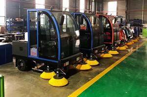 Pivot Cleaning Machinery ride on sweeper machine in the workshop